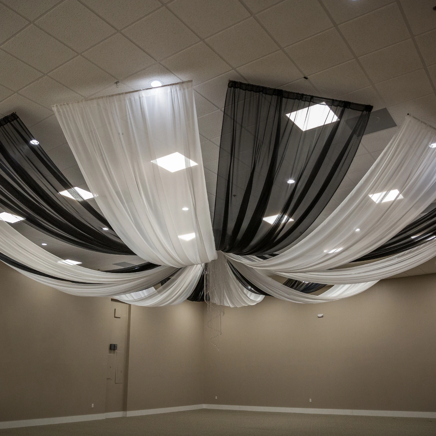 16-Panel Starburst 30ft Ceiling Draping Kit (62 Feet Wide) 6 16-Panel Starburst 30ft Ceiling Draping Kit (62 Feet Wide) - Image 4